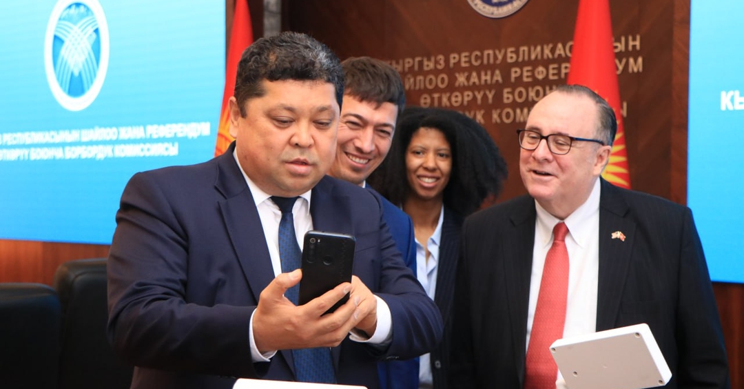 Председатель ЦИК КР Тынчтык Шайназаров встретился с послом США В Кыргызстане Лесли Вигери